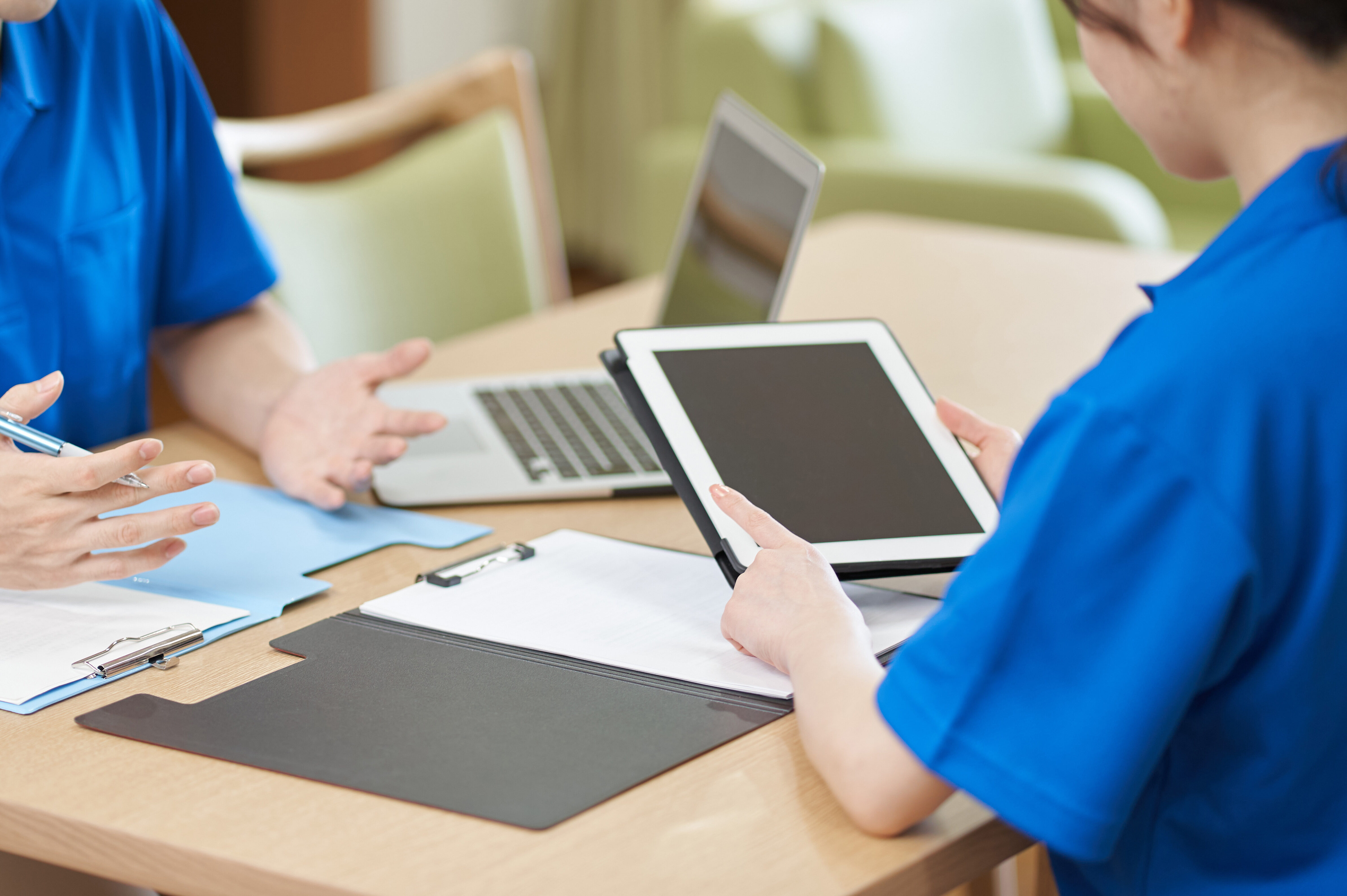 介護プランについて話し合う介護士